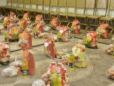 بسته‌های معیشتی در مناطق محروم حاشیه شهر کبودرآهنگ توزیع شد