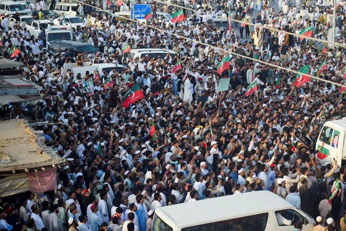 راهپیمایی هزاران نفر از حامیان عمران خان به سمت اسلام‌آباد

