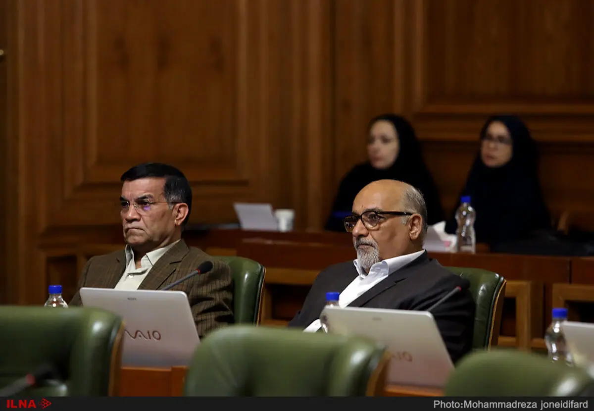 انتقاد از عدم ارائه گزارش‌ِ درآمد و هزینه‌های شهرداری به شورا