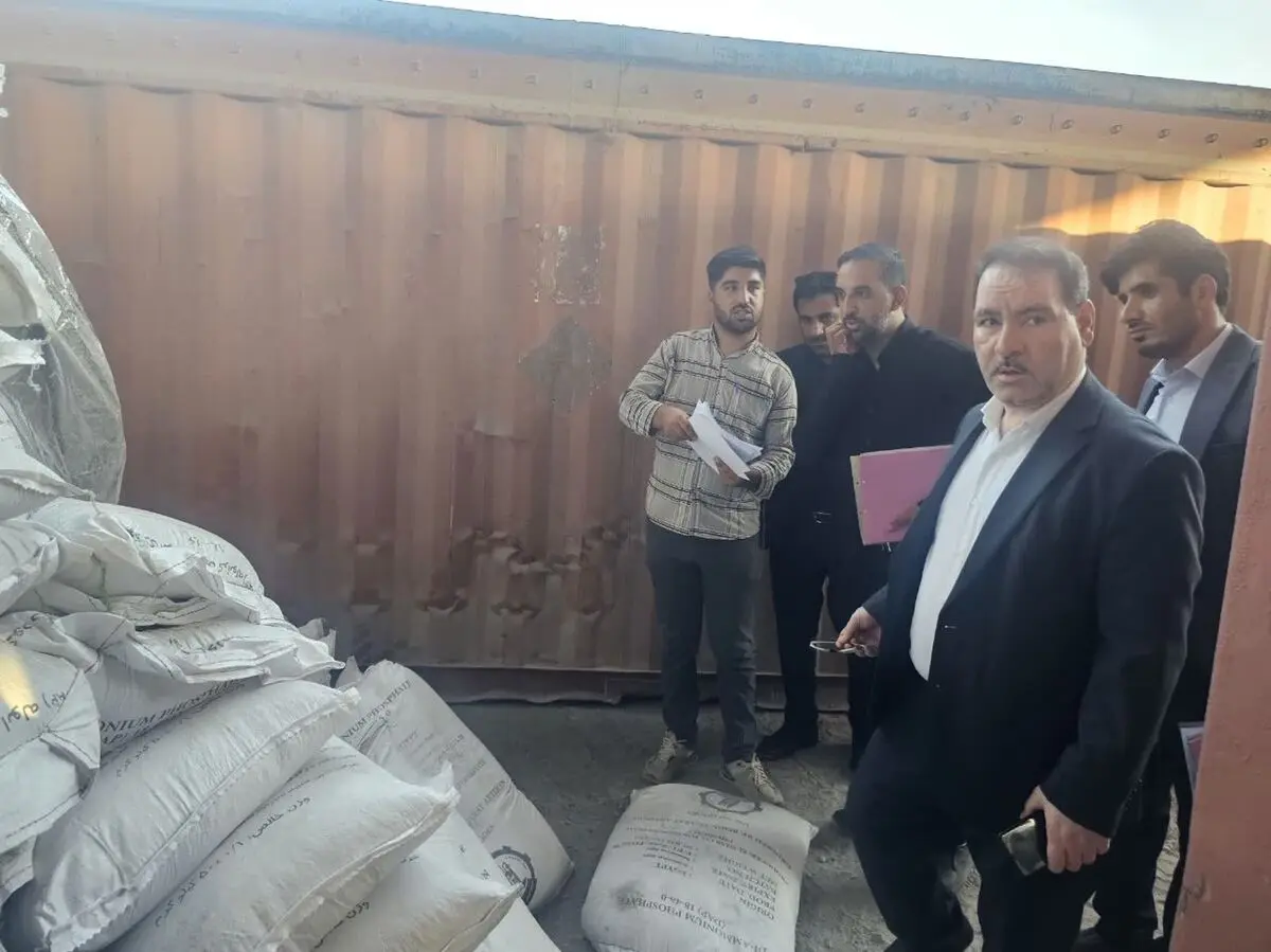 کشف بیش از ۳۵۰ تن کود شیمیایی احتکار شده در بندرعباس