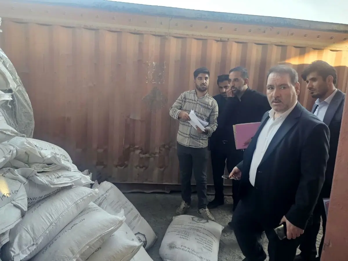 کشف بیش از ۳۵۰ تن کود شیمیایی احتکار شده در بندرعباس