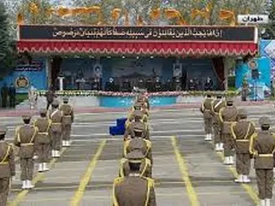 الجیش الایرانی یبدأ عرضا بیولوجیا فی یومه الوطنی 