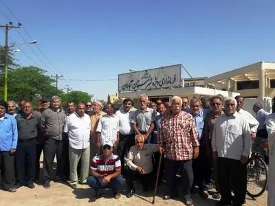 تجمع بازنشستگان پتروشیمی آبادان مقابل فرمانداری