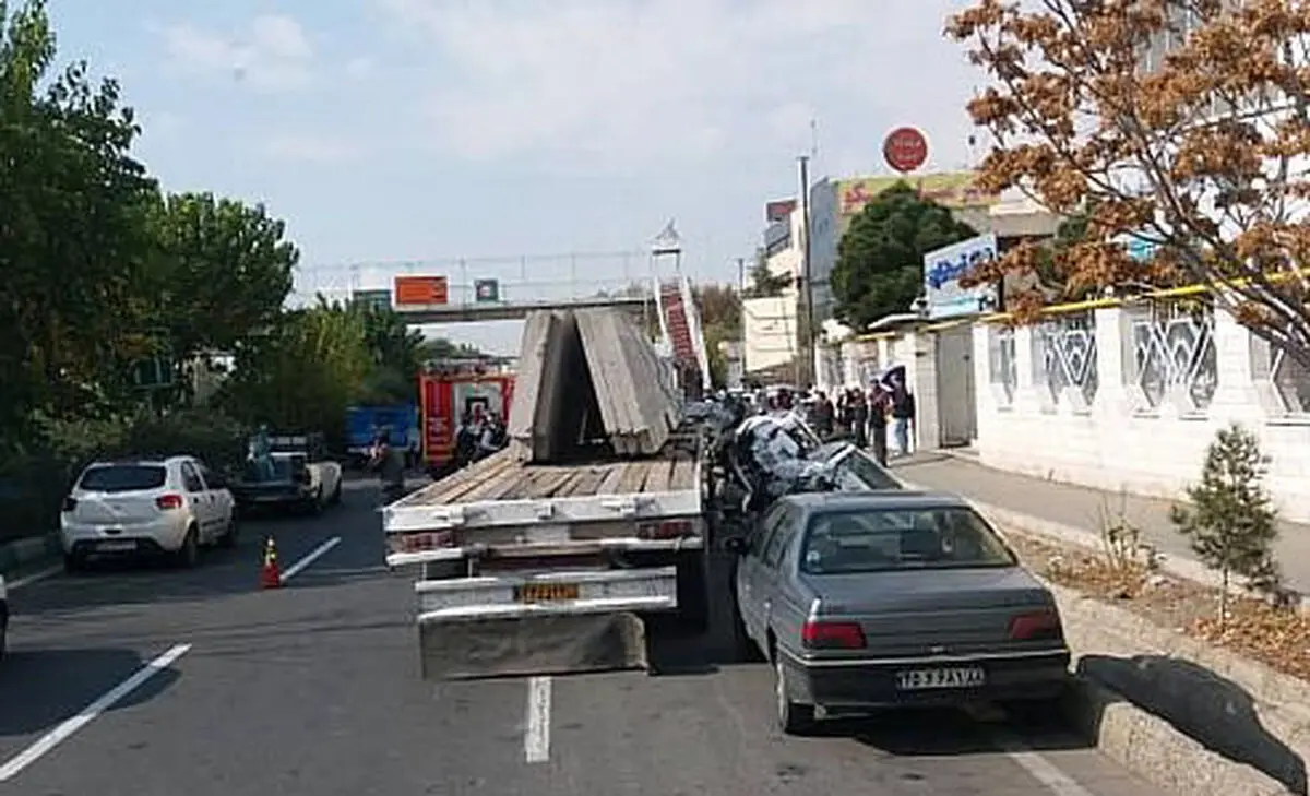 تصادف تریلی با ۶ خودروسواری در بزرگراه شهید لشگری/ واژگونی 3 خودرو به داخل جوی آب 