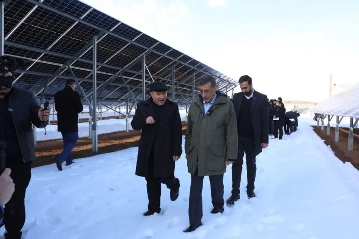 بازدید معاون اجرایی رئیس‌جمهور از نیروگاه خورشیدی فرودگاه ماکو / ۲۶ مگاوات آماده بهره برداری