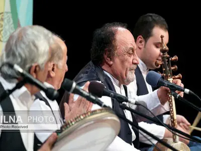پدرم با کمانچه‌نوازی بیماران را شفا می‌داد/ اجدادم به من آموخته‌اند با موسیقی سطحی، «دی‌جی‌ها»، «ارگ» و «پرکاشن» مبارزه کنم/ "ساز" را زمین نمی‌گذارم
