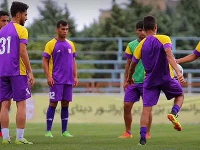 تمرینات گروهی بازیکنان خارجی تراکتورسازی و نم‌نم باران در تمرین سرخ‌پوشان