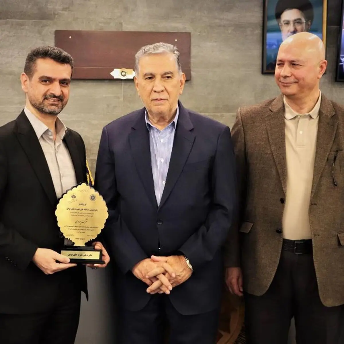 نشان افتخار جشنواره ملی بهره‌وری برای «دی‌دار»/ بیمه دی بر سکوی نخست تحول دیجیتال