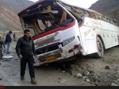 واژگونی دو اتوبوس مسافربری ۱ کشته و ۴۳ مجروح بر جای گذاشت