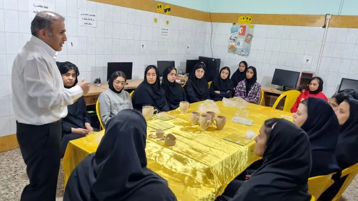 کارگاه «مرمت سفال؛ دریچه‌ای به سوی میراث فرهنگی و گردشگری» در هنرستان امام علی برگزار شد