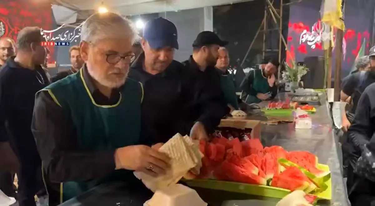 حسین سیمایی صراف وزیر علوم در حال پذیرایی از زائرین تشییع رهبر شهید در موکب‌ دانشگاهیان + فیلم