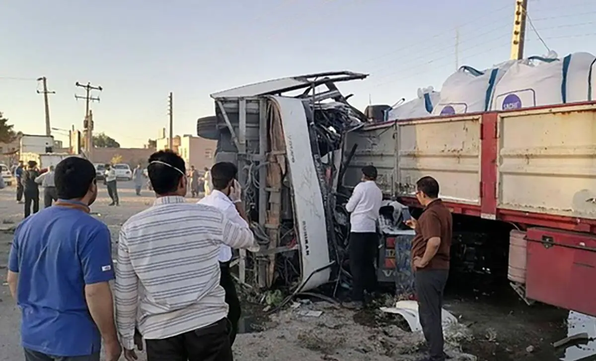 5 کشته در حادثه تصادف جاده ابرکوه به دهشیر/27 نفر مصدوم شدند