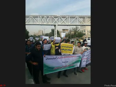 تجمع متقاضیان استخدامی آموزش و پرورش مقابل مجلس/با نمره بالا پذیرفته نشدیم