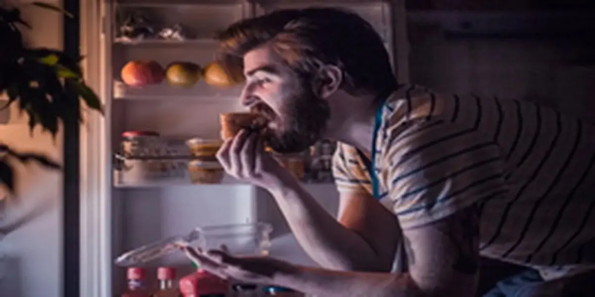 علت میل شدید به خوردن تنقلات در شب