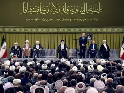 در مقابل دشمنان ید واحد شویم