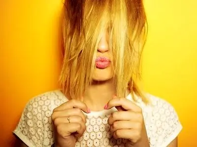 چگونه از شر تناژ نارنجی و قرمز مو خلاص شویم؟
