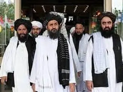 حرکت مذاکره‌کنندگان طالبان به سمت کاخ ریاست‌جمهوری برای انتقال قدرت 