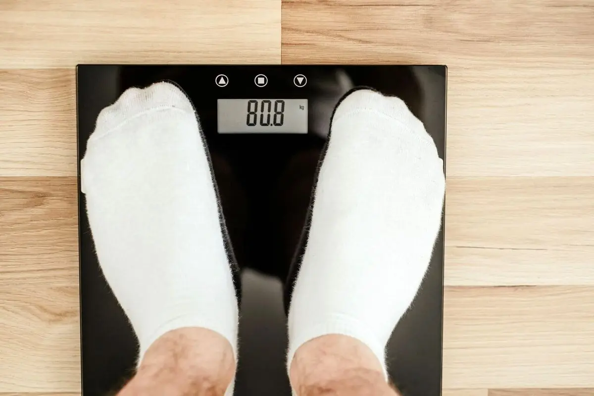 چه زمانی بهترین زمان وزن کردن در روز است؟ + اینفوگرافیک