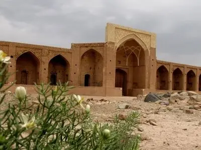 پاکسازی اماکن تاریخی ایوانکی آغاز شد