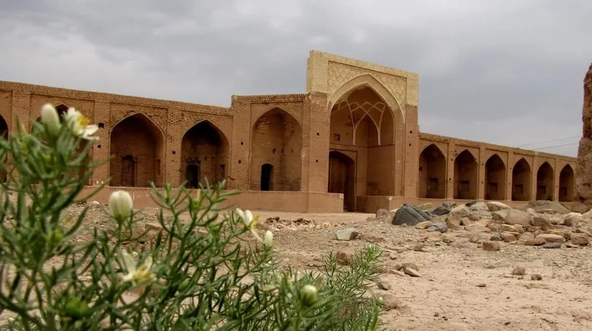 پاکسازی اماکن تاریخی ایوانکی آغاز شد