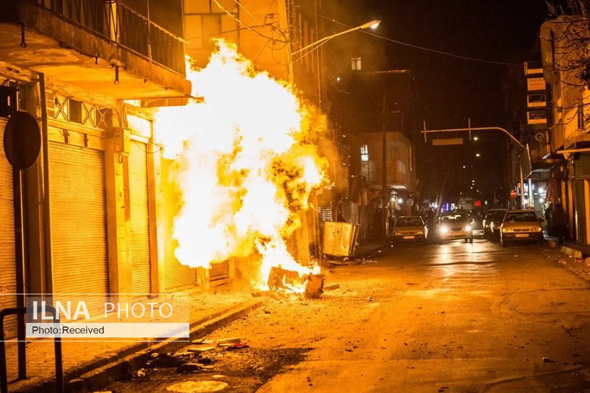 حریق مسکونی و آتش سوزی دپوی ضایعات توسط آتش نشانان مهار شد