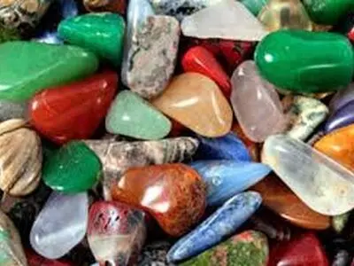 شهروند زابلی از سنگ‌های قیمتی دریاچه هامون کارآفرینی می‌کند