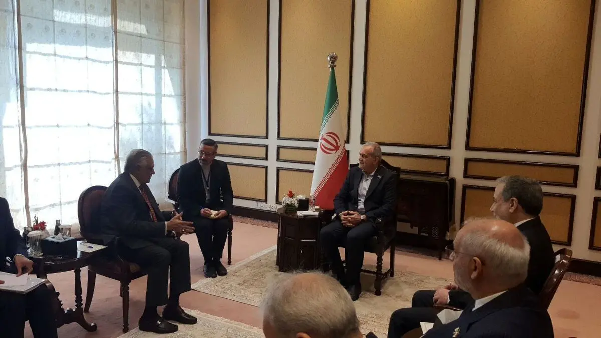 الرئيس بزشكيان يلتقي وزير الخارجية الباكستاني في إسلام آباد