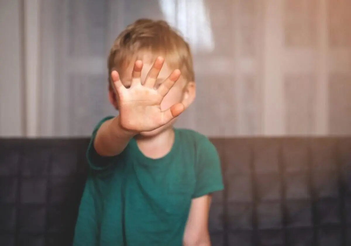 «نه» گفتن را به کودکان بیاموزیم/ چرا لمس بدون رضایت کودک آسیب‌ زاست؟