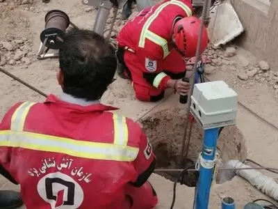 قطعی ناگهانی برق حادثه آفرید/ چهار کارگر مقنی از عمق چاهی در یزد بیرون کشیده شدند!