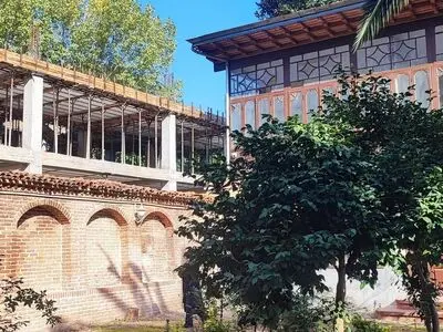 احداث ساختمان ۴ طبقه در جوار خانه تاریخی حاکم گیلان طبق ضوابط میراث‌فرهنگی است