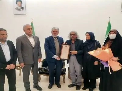 وزیر ارشاد نشان درجه یک هنری را به استاد هنرهای نمایشی هرمزگان اعطا کرد