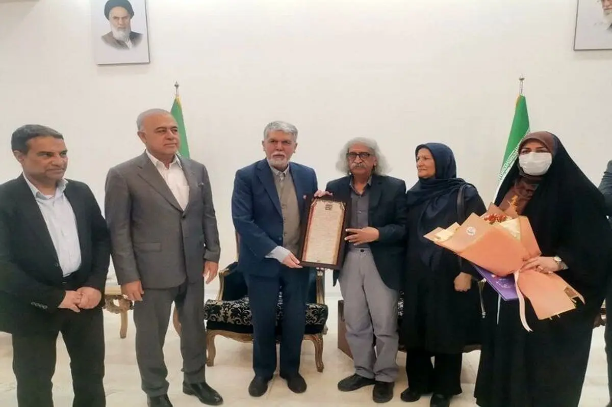 وزیر ارشاد نشان درجه یک هنری را به استاد هنرهای نمایشی هرمزگان اعطا کرد