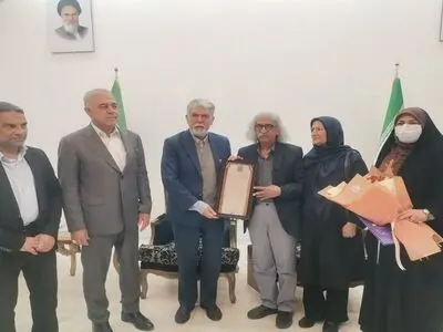 وزیر ارشاد نشان درجه یک هنری را به استاد هنرهای نمایشی هرمزگان اعطا کرد