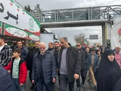 حضور مومنی در راهپیمایی ۲۲ بهمن 