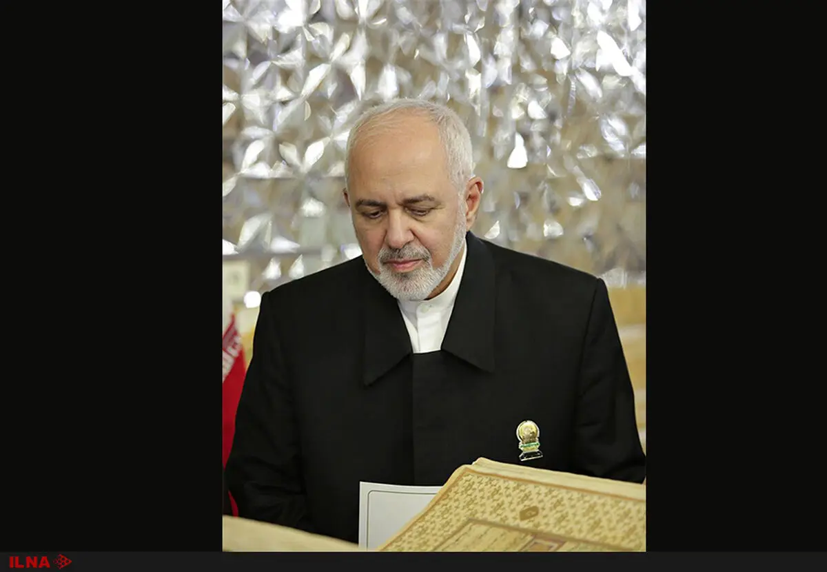 ظریف دو قرآن تاریخی به آستان قدس رضوی اهدا کرد