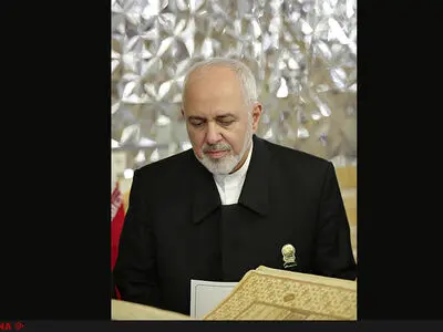 ظریف دو قرآن تاریخی به آستان قدس رضوی اهدا کرد