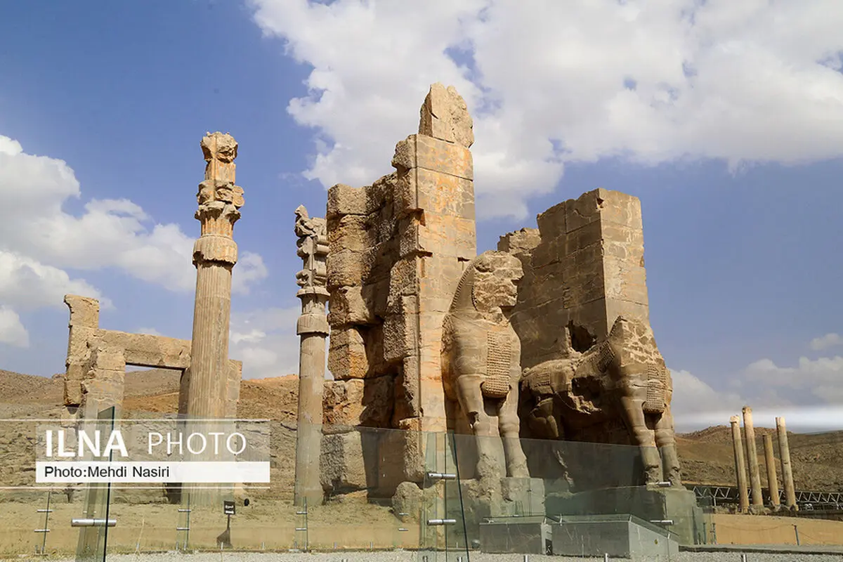 معماری خشن سیمانی در ورودی تخت جمشید جمع‌آوری می‌شود