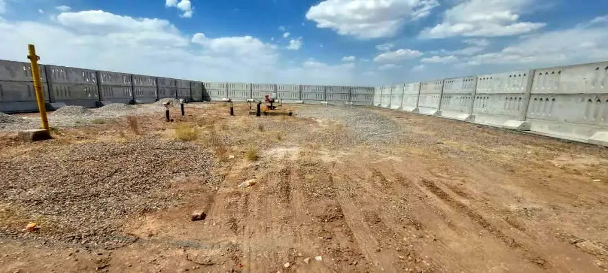 ارتقای امنیت ایستگاه انشعاب کارخانه لاستیک بارز کرمان با اجرای پروژه نصب حصار بتنی پیش‌ساخته