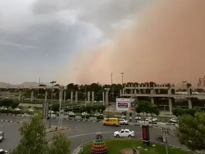 لحظه ورود طوفان گردوخاک به قم + فیلم