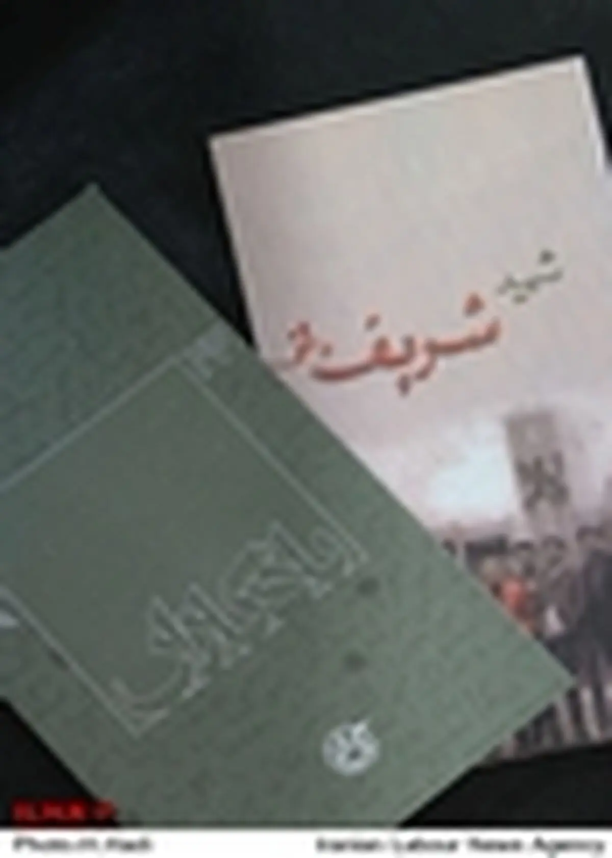 ارائه زندگینامه شهید احمدی روشن در غرفه دانشگاه شریف