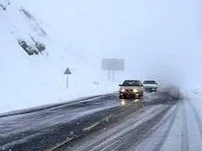 گردنه زمزیران مهاباد برفی شد / بارش پراکنده برف در برخی گردنه های برف گیر آذربایجان غربی