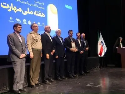 مدیرعامل شرکت نفت ستاره خلیج فارس مورد تقدیر وزیر کار قرار گرفت