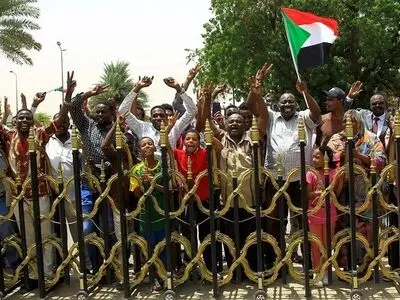 جشن مردم سودان به مناسبت آغاز روند انتقال قدرت به غیر نظامیان