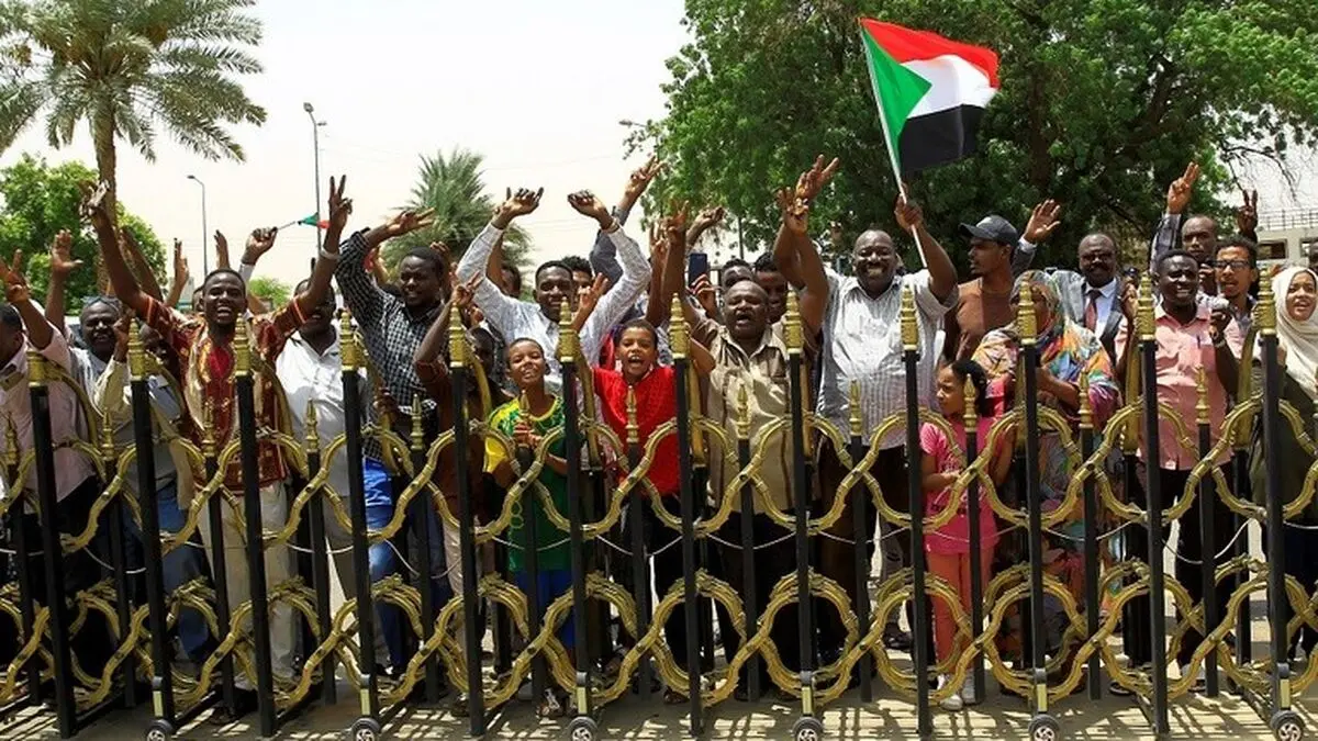 جشن مردم سودان به مناسبت آغاز روند انتقال قدرت به غیر نظامیان