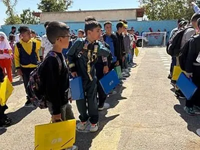 توزیع سه هزار بسته لوازم‌التحریر میان دانش‌آموزان کم‌برخوردار توسط بیمه معلم


