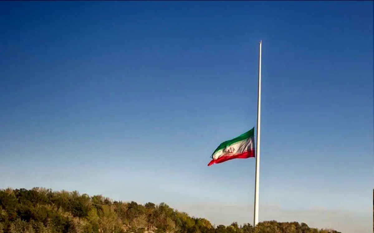 بزرگترین پرچم جمهوری اسلامی ایران در اراضی عباس آباد نیمه برافراشته شد