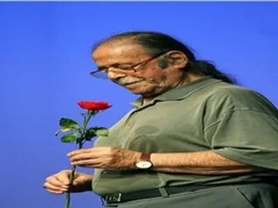 محمد علی کشاورز زنده است