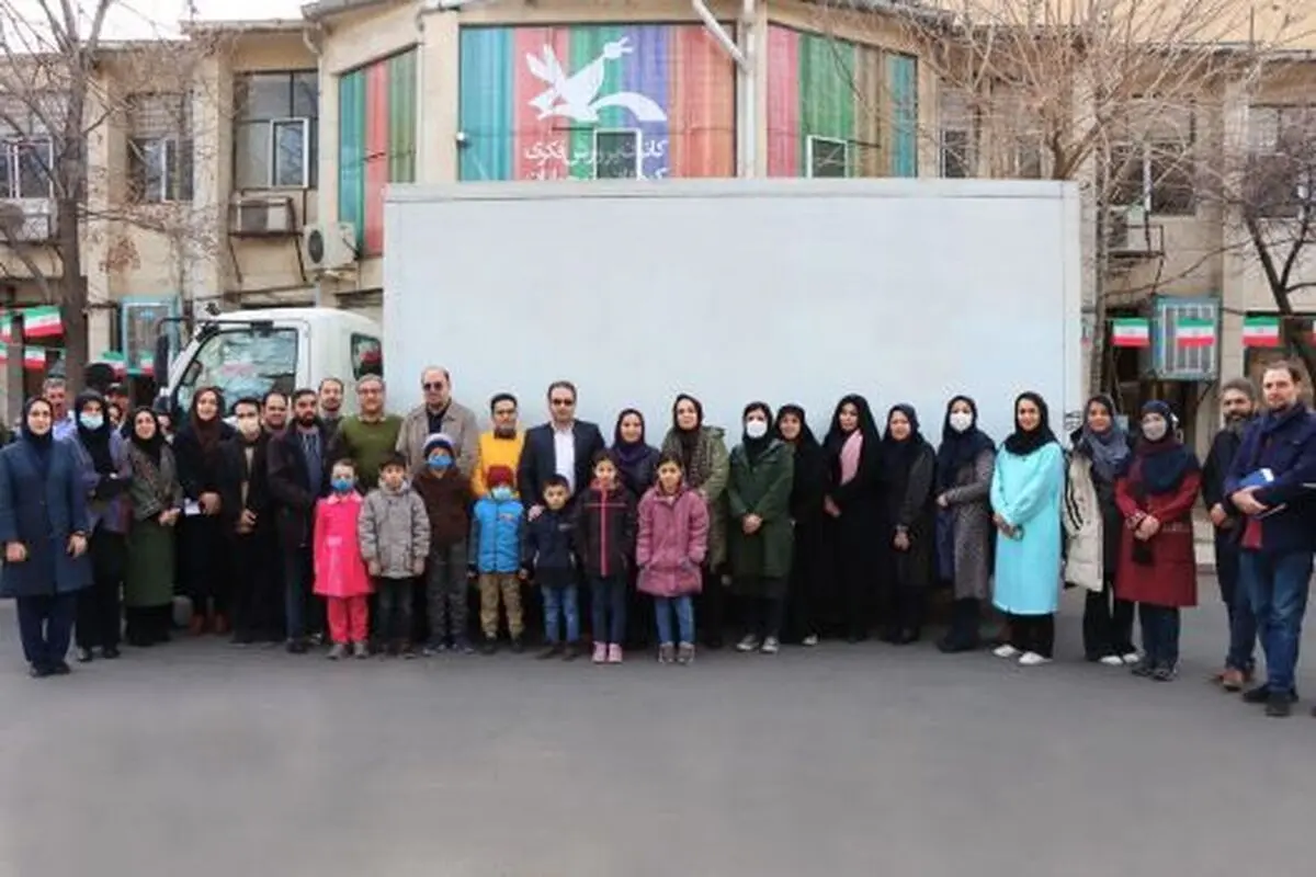 اهدای بسته‌های فرهنگی کانون به کودکان زلزله‌زده خوی