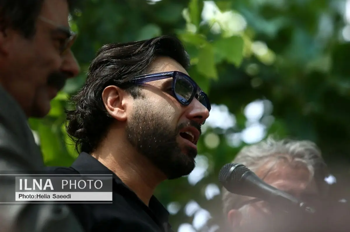 آوازخوانی احسان خواجه‌امیری در سوگ پدرش+فیلم