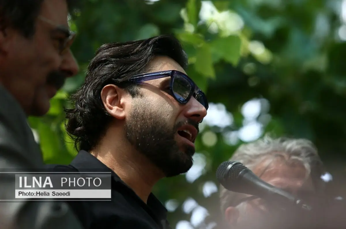 آوازخوانی احسان خواجه‌امیری در سوگ پدرش+فیلم